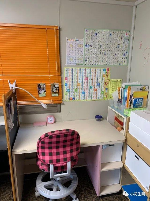 三个妈妈给娃精心布置“书桌区”,好多“鸡娃小心机”(图6) 打造专注学习书桌区_日本韩国美国书桌布置攻略_写字台家具宜家