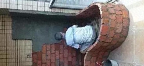 老公心血来潮在阳台上砌了一个鱼池子，砌好后发到业主群传开了