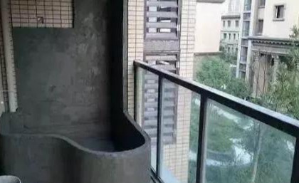 老公心血来潮在阳台上砌了一个鱼池子,砌好后发到业主群传开了(图2) 鱼池防水施工方法_阳台鱼池建造过程_阳台鱼池装修效果图