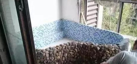 老公心血来潮在阳台上砌了一个鱼池子,砌好后发到业主群传开了(图4) 阳台鱼池装修效果图_鱼池防水施工方法_阳台鱼池建造过程