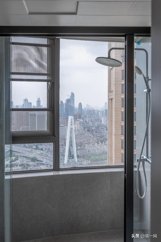 武汉山水人家现代风别墅装修,180°全景落地窗打造湖景豪宅(图15) 武汉山水人家装饰_现代风别墅装修实景案例_别墅装修设计