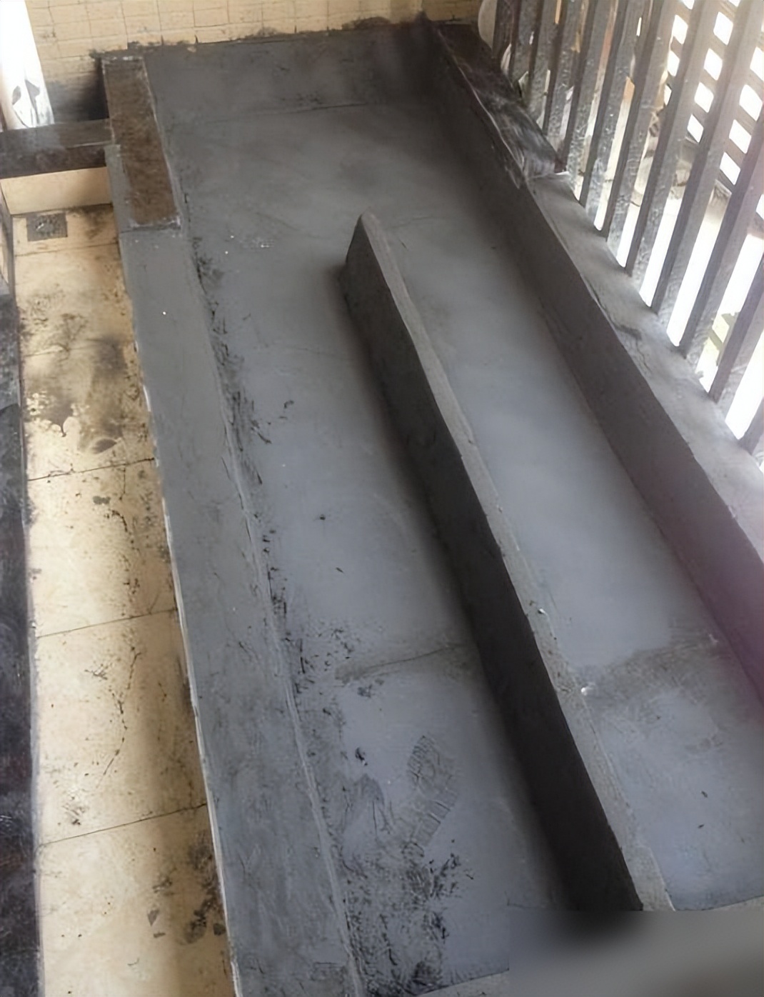 在阳台上砌个鱼池,成本只花200元,亲戚朋友们都眼红了!(图2) 阳台鱼池装修效果图_阳台鱼池教程_200元阳台鱼池做法