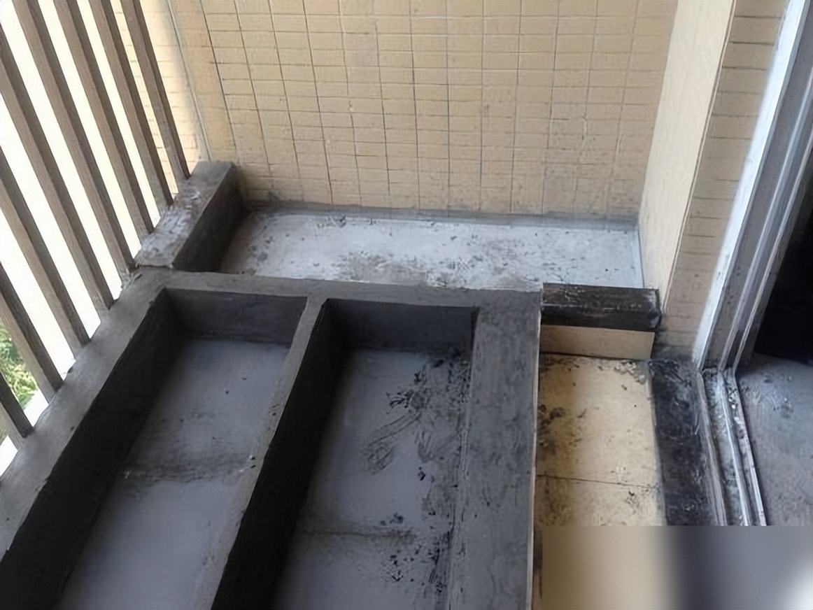 在阳台上砌个鱼池,成本只花200元,亲戚朋友们都眼红了!(图11) 阳台鱼池教程_200元阳台鱼池做法_阳台鱼池装修效果图