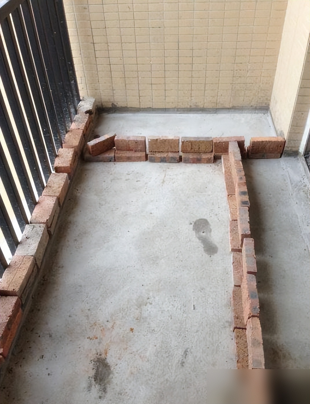 在阳台上砌个鱼池,成本只花200元,亲戚朋友们都眼红了!(图3) 阳台鱼池装修效果图_200元阳台鱼池做法_阳台鱼池教程