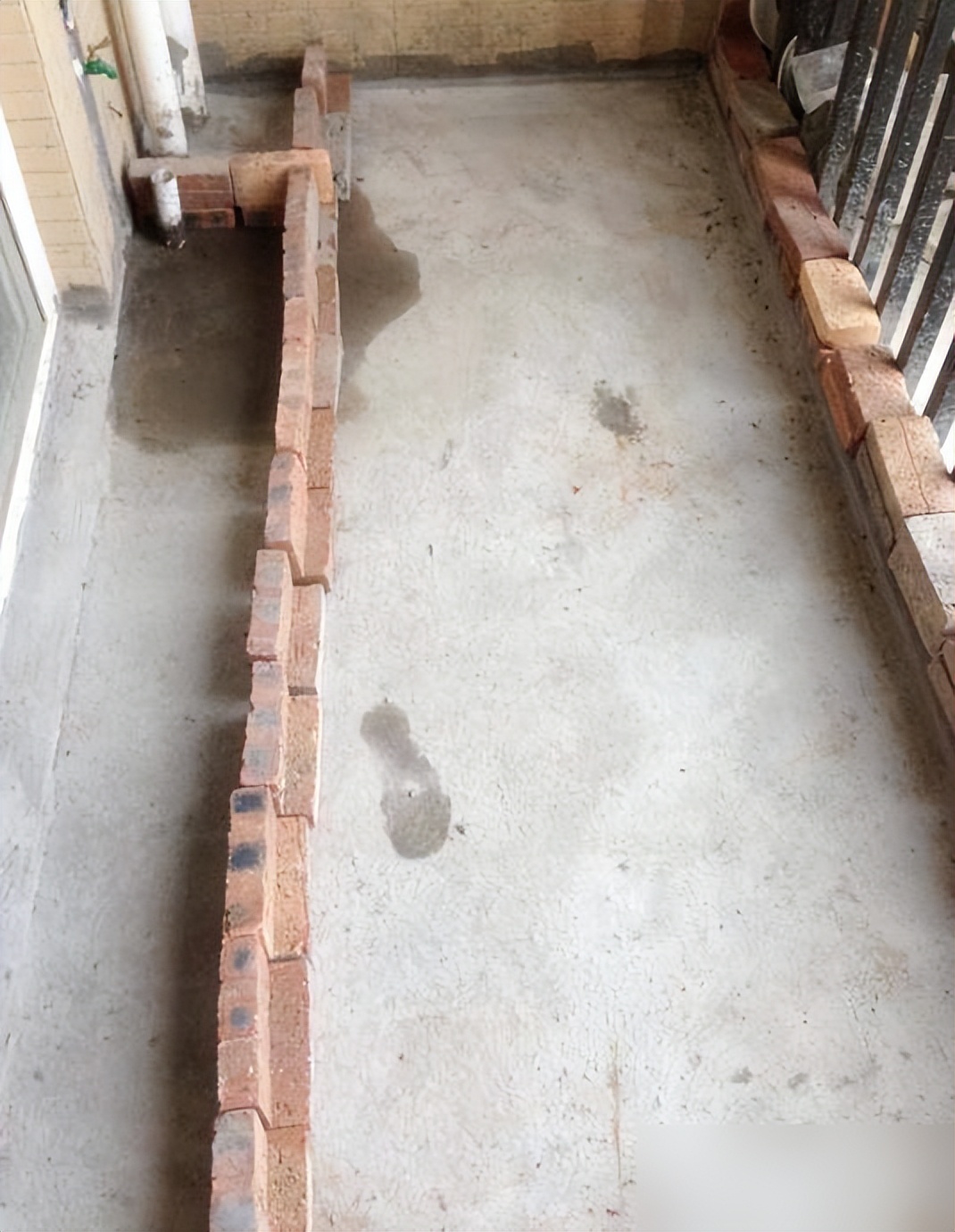 在阳台上砌个鱼池,成本只花200元,亲戚朋友们都眼红了!(图4) 阳台鱼池装修效果图_200元阳台鱼池做法_阳台鱼池教程