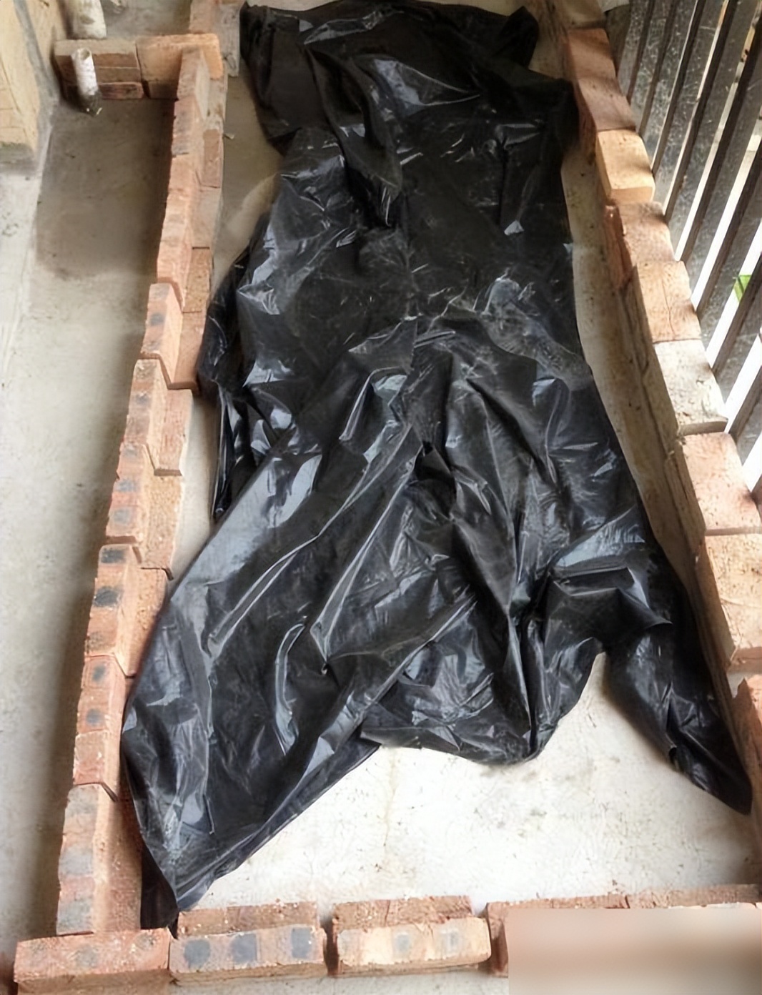 在阳台上砌个鱼池,成本只花200元,亲戚朋友们都眼红了!(图6) 200元阳台鱼池做法_阳台鱼池装修效果图_阳台鱼池教程