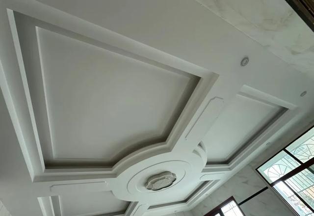 “吊顶”已经过时了,现在流行这样做,美观又省钱,给大家晒晒!(图2) 法式雕花吊顶避坑指南_极简吊顶设计客厅空间放大_矿棉板吊顶收边