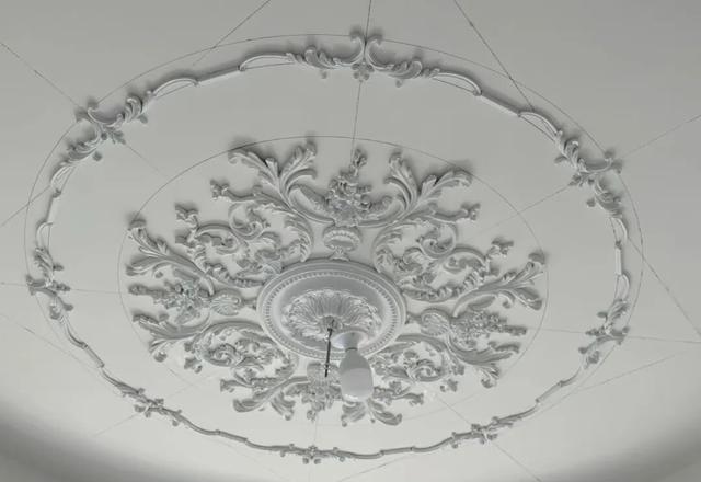 “吊顶”已经过时了,现在流行这样做,美观又省钱,给大家晒晒!(图3) 法式雕花吊顶避坑指南_极简吊顶设计客厅空间放大_矿棉板吊顶收边