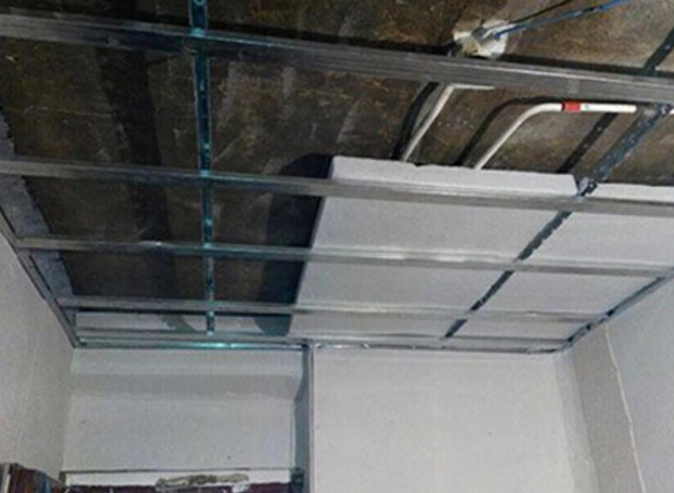 “隔音吊顶”是“智商税”?为什么花钱装了,但噪音该有还是有(图2) 隔音吊顶营销陷阱_隔音吊顶效果评估_矿棉板吊顶收边