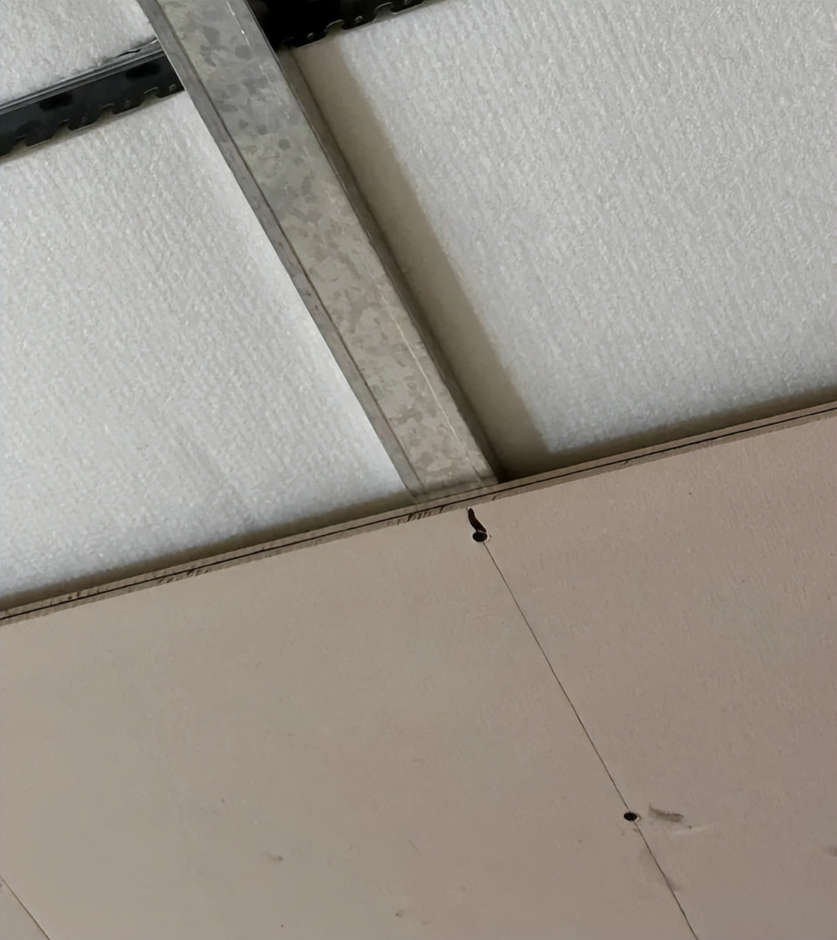 “隔音吊顶”是“智商税”?为什么花钱装了,但噪音该有还是有(图16) 隔音吊顶营销陷阱_隔音吊顶效果评估_矿棉板吊顶收边