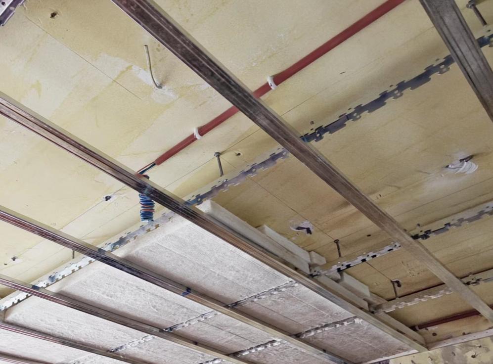 “隔音吊顶”是“智商税”?为什么花钱装了,但噪音该有还是有(图6) 矿棉板吊顶收边_隔音吊顶营销陷阱_隔音吊顶效果评估