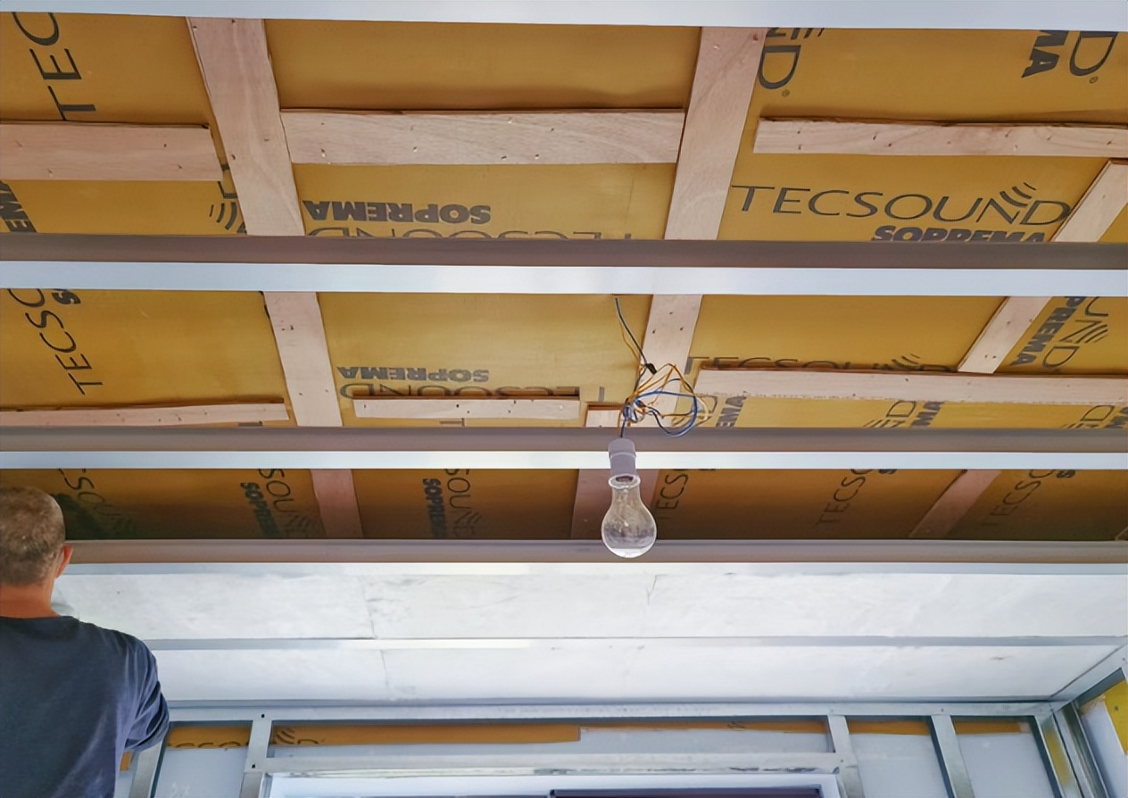 “隔音吊顶”是“智商税”?为什么花钱装了,但噪音该有还是有(图9) 隔音吊顶营销陷阱_隔音吊顶效果评估_矿棉板吊顶收边