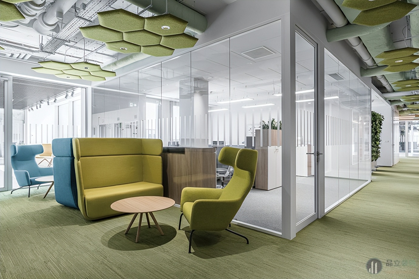 办公室装修中应该如何选用办公室所需要的吊顶(图2) 办公室吊顶材料选择_石膏板吊顶性能特点_矿棉板吊顶收边