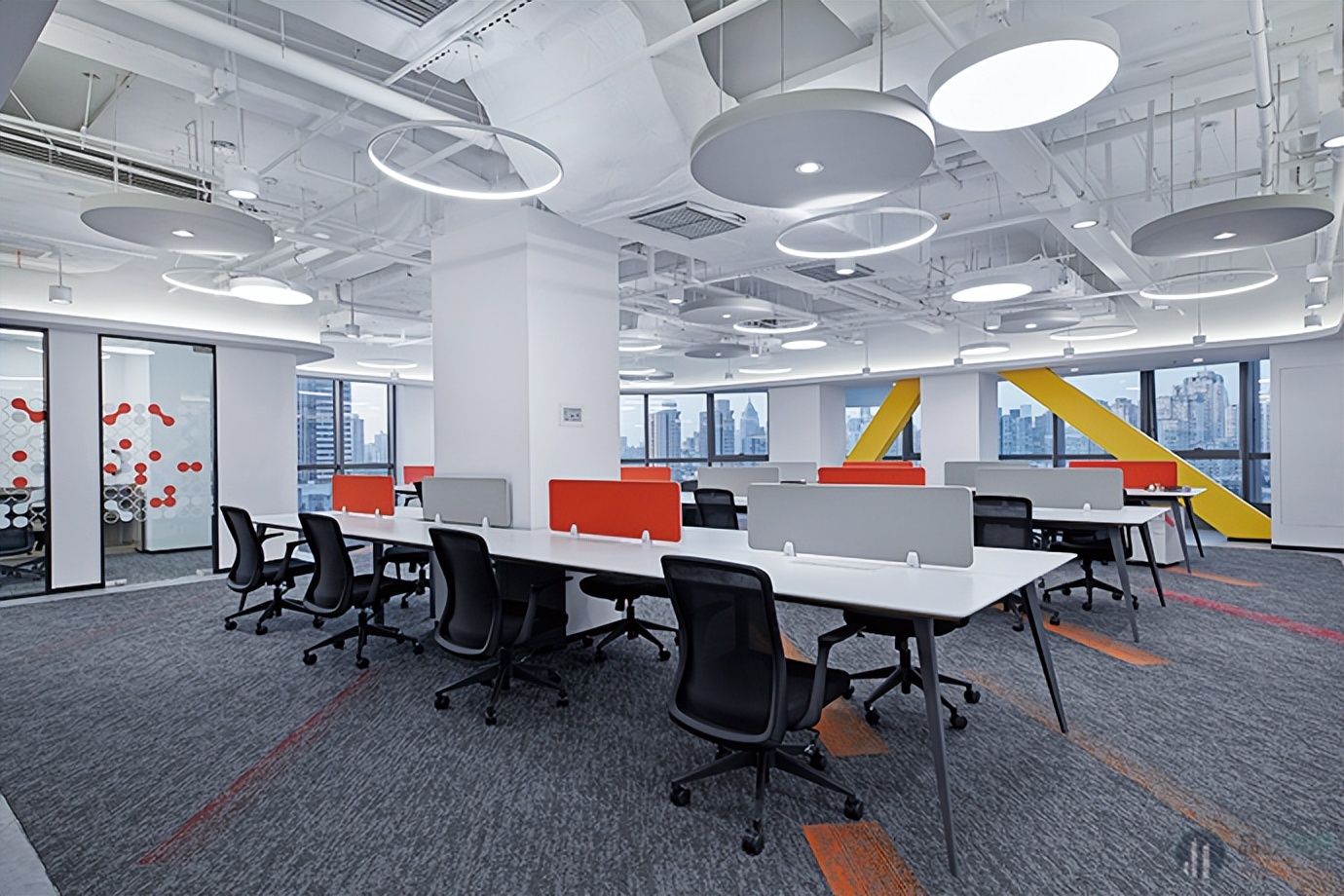 办公室装修中应该如何选用办公室所需要的吊顶(图3) 办公室吊顶材料选择_矿棉板吊顶收边_石膏板吊顶性能特点