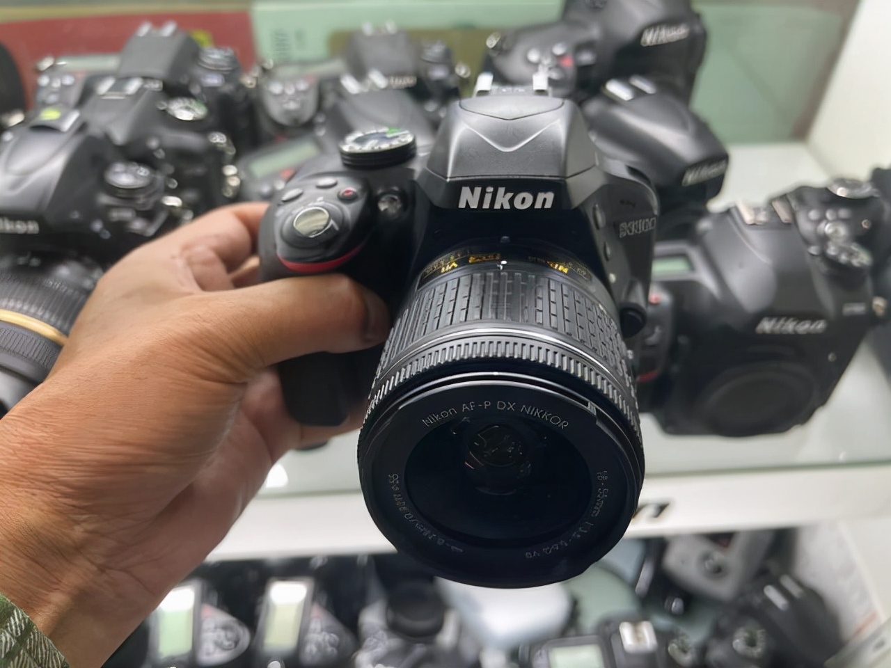 逛沈阳二手相机店:尼康没人要,大炮被放弃,宝丽莱却有很多人找(图2) 数码相机市场趋势_尼康单反相机二手行情_尼康d800数码单反
