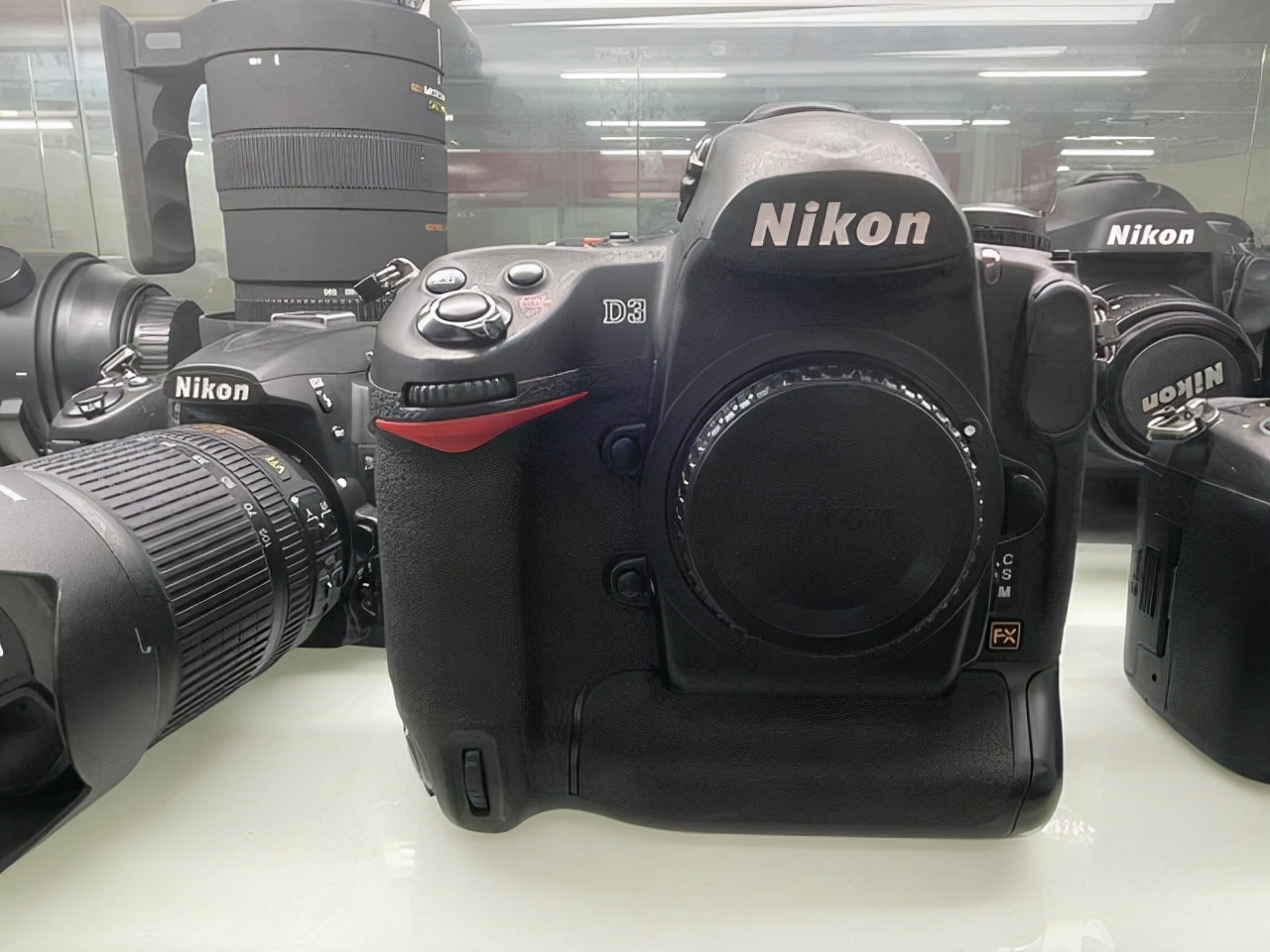 逛沈阳二手相机店:尼康没人要,大炮被放弃,宝丽莱却有很多人找(图3) 数码相机市场趋势_尼康d800数码单反_尼康单反相机二手行情