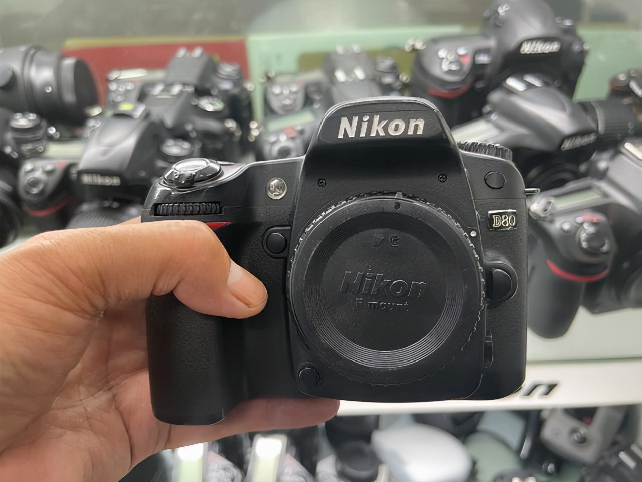 逛沈阳二手相机店:尼康没人要,大炮被放弃,宝丽莱却有很多人找(图4) 数码相机市场趋势_尼康单反相机二手行情_尼康d800数码单反