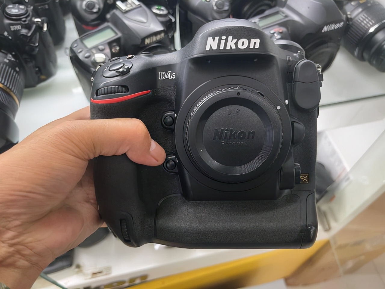 逛沈阳二手相机店:尼康没人要,大炮被放弃,宝丽莱却有很多人找(图5) 数码相机市场趋势_尼康d800数码单反_尼康单反相机二手行情