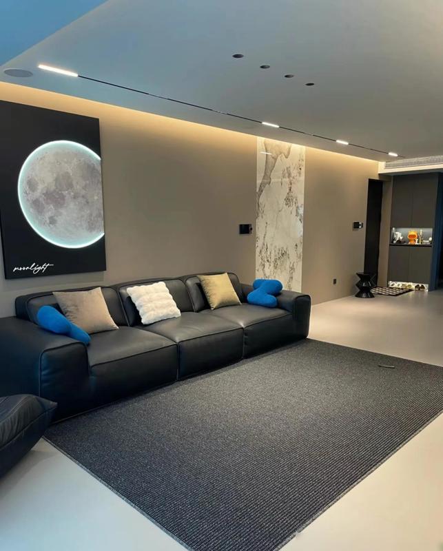 山东青岛美女晒出170平米大平层,一进去就不想出来,太好看了(图2) 青岛170平大平层深色系装修_青岛房子多少钱一平方_深色系大平层设计细节