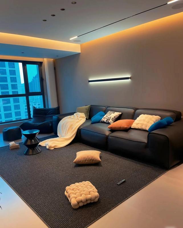 山东青岛美女晒出170平米大平层,一进去就不想出来,太好看了(图8) 青岛房子多少钱一平方_深色系大平层设计细节_青岛170平大平层深色系装修