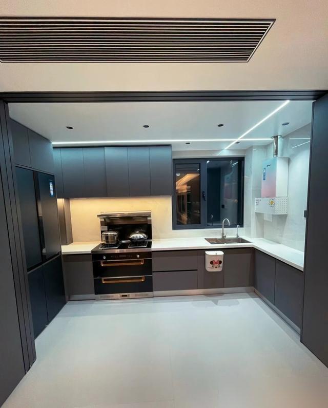 山东青岛美女晒出170平米大平层,一进去就不想出来,太好看了(图12) 中年人心思装修风格_青岛房子多少钱一平方_:青岛大平层装修设计