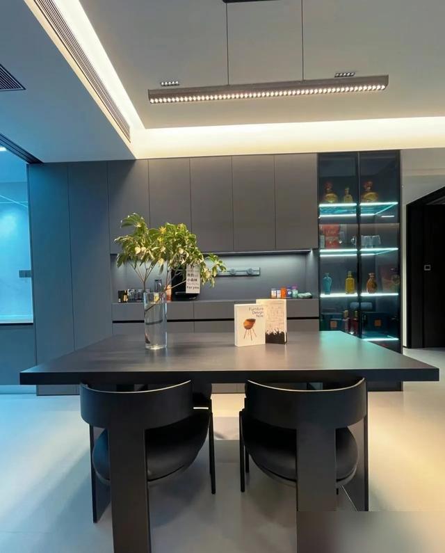 山东青岛美女晒出170平米大平层,一进去就不想出来,太好看了(图14) 青岛房子多少钱一平方_:青岛大平层装修设计_中年人心思装修风格