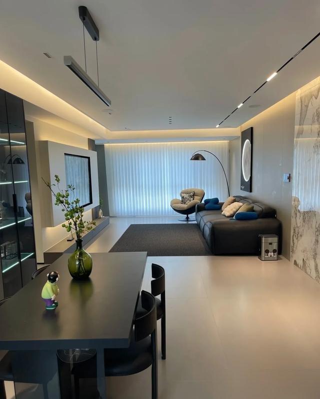 山东青岛美女晒出170平米大平层,一进去就不想出来,太好看了(图7) 中年人心思装修风格_:青岛大平层装修设计_青岛房子多少钱一平方