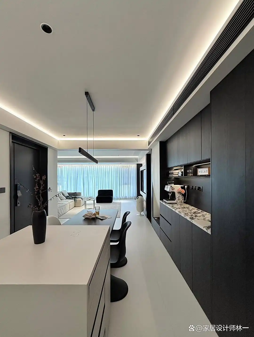 浙江姑娘,不顾反对坚持极简风,反而让小户型直接显大2倍!晒晒(图2) 现代简约自装家_一居室小公寓装修效果图_黑白极简装修案例