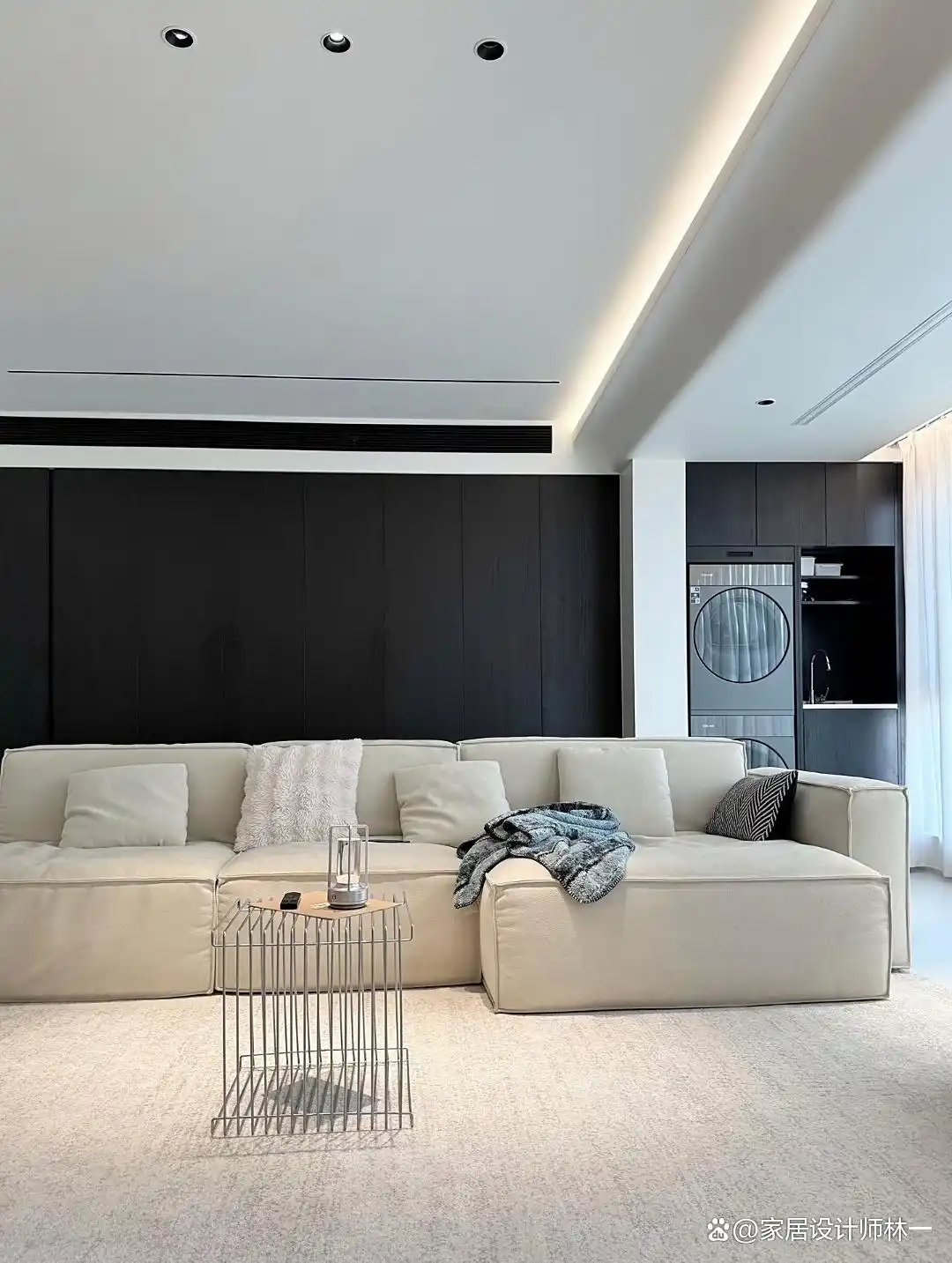 浙江姑娘,不顾反对坚持极简风,反而让小户型直接显大2倍!晒晒(图6) 黑白极简装修案例_一居室小公寓装修效果图_现代简约自装家