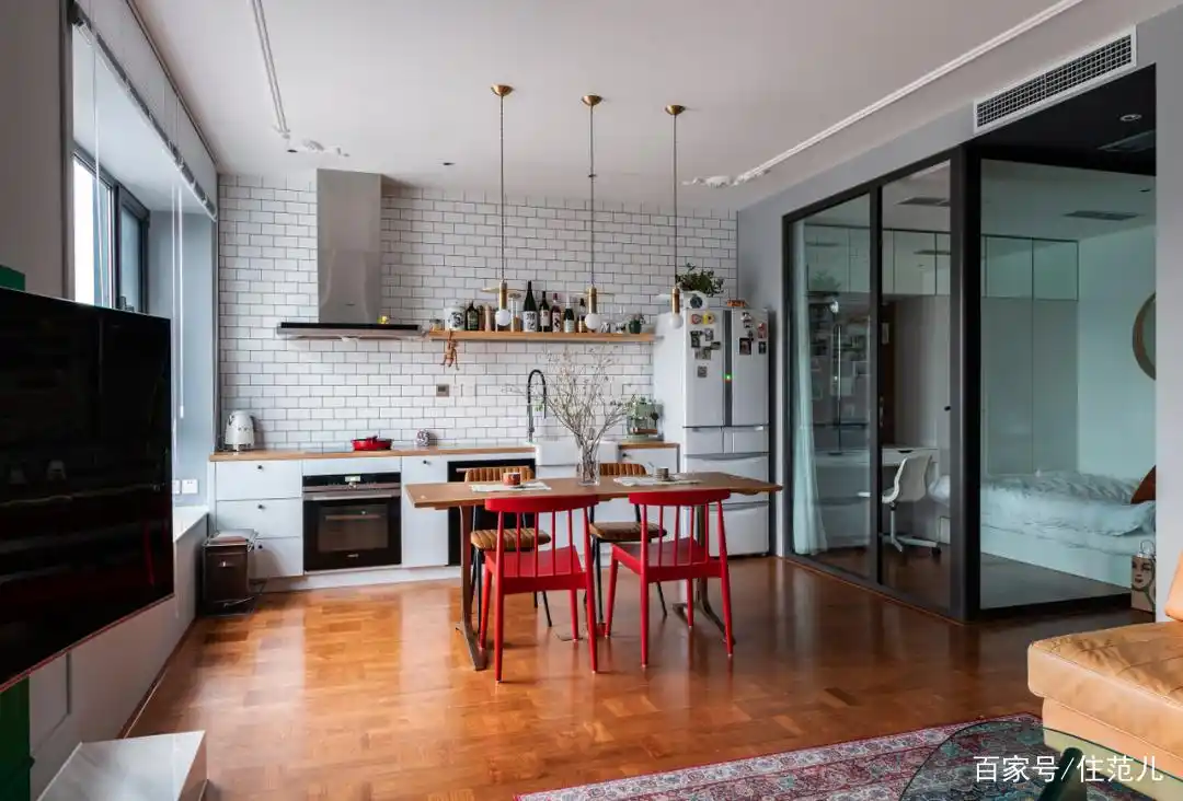 大红大绿80㎡,竟然搭出最高级的北欧风!(图7) 全屋开放式厨房餐厅设计_精品小户型欧式装修_82平米小户型改造