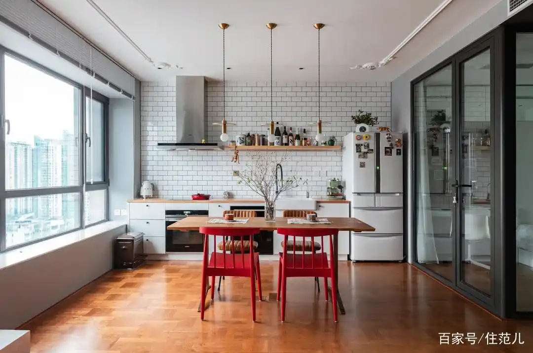 大红大绿80㎡,竟然搭出最高级的北欧风!(图8) 全屋开放式厨房餐厅设计_精品小户型欧式装修_82平米小户型改造