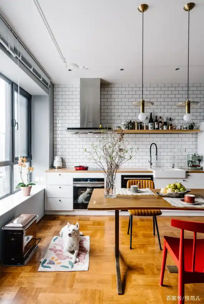 大红大绿80㎡,竟然搭出最高级的北欧风!(图9) 全屋开放式厨房餐厅设计_82平米小户型改造_精品小户型欧式装修