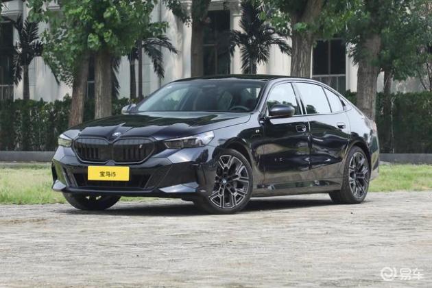 2025款（改款）宝马i5上市，提供后驱和四驱，售价43.99万元起