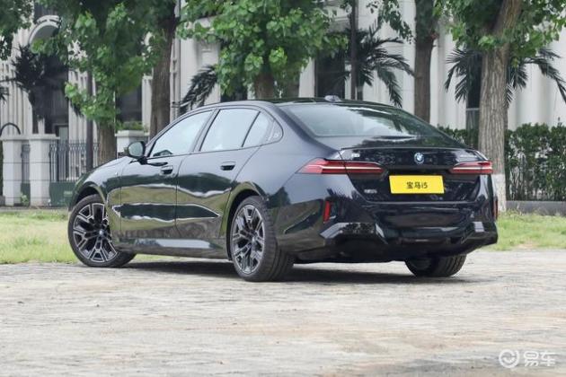 2025款(改款)宝马i5上市,提供后驱和四驱,售价43.99万元起(图4) 宝马新车15万_2025款宝马i5配置调整_宝马i5改款价格对比