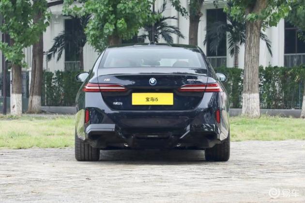 2025款(改款)宝马i5上市,提供后驱和四驱,售价43.99万元起(图5) 宝马i5改款价格对比_宝马新车15万_2025款宝马i5配置调整
