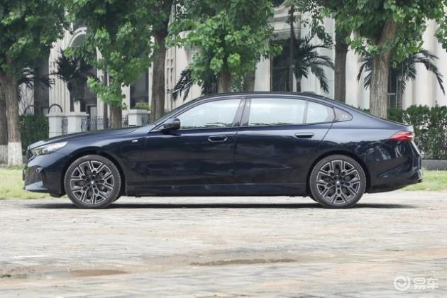 2025款(改款)宝马i5上市,提供后驱和四驱,售价43.99万元起(图6) 宝马新车15万_宝马i5改款价格对比_2025款宝马i5配置调整