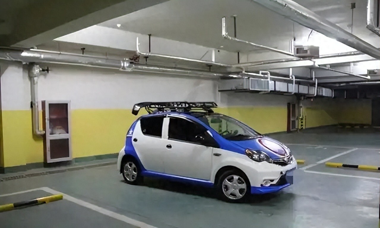 男子花3万改装5千的比亚迪F0，剪刀门设计带尾翼，女友：异想天开