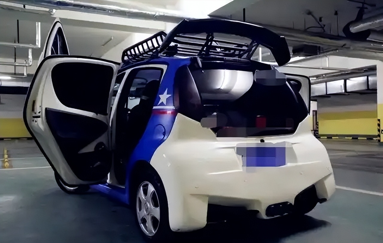 男子花3万改装5千的比亚迪F0,剪刀门设计带尾翼,女友:异想天开(图2) 预算有限汽车改装案例_比亚迪f0加尾翼好审车吗_年轻人汽车个性化改造