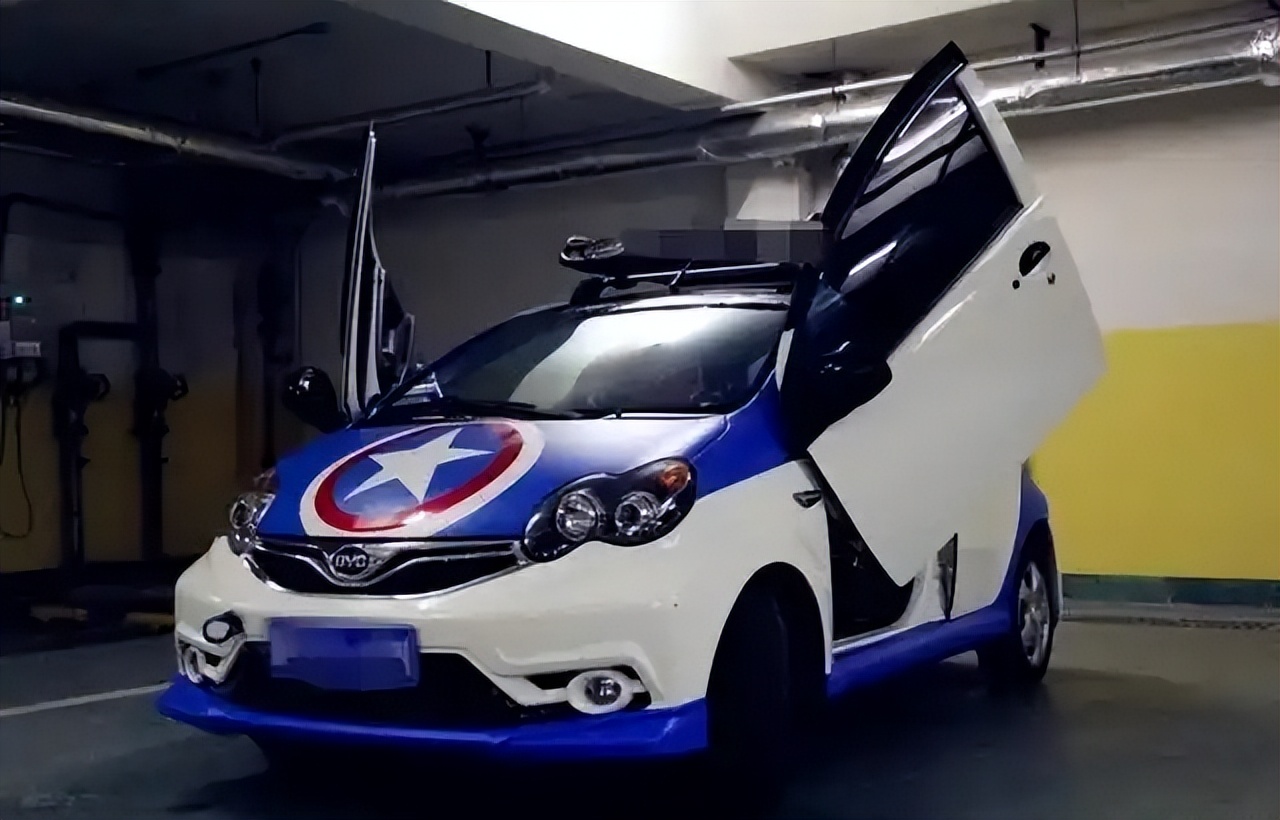 男子花3万改装5千的比亚迪F0,剪刀门设计带尾翼,女友:异想天开(图3) 比亚迪f0加尾翼好审车吗_预算有限汽车改装案例_年轻人汽车个性化改造