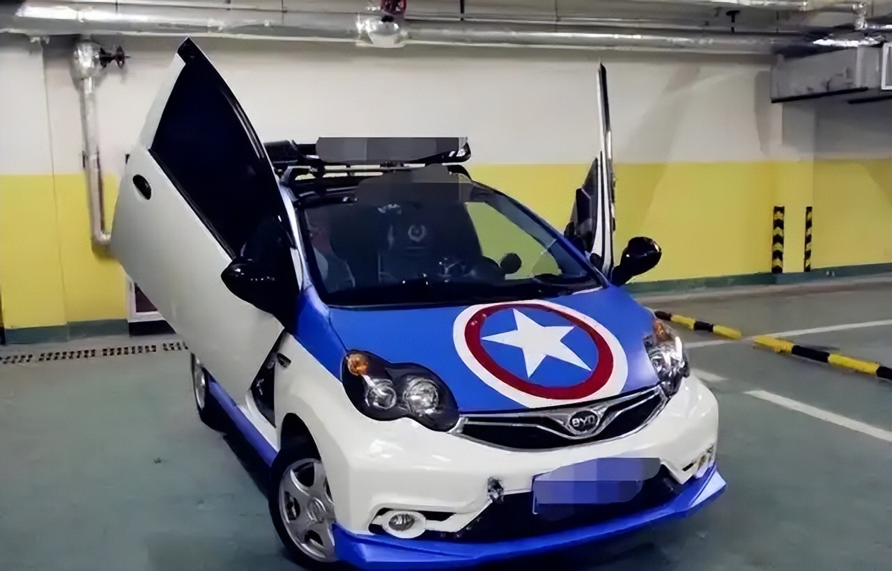 男子花3万改装5千的比亚迪F0,剪刀门设计带尾翼,女友:异想天开(图4) 年轻人汽车个性化改造_比亚迪f0加尾翼好审车吗_预算有限汽车改装案例