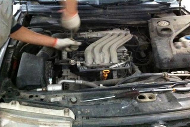 怎样判断火花塞就该更换了？修车师傅说出3个标准，终于明白了