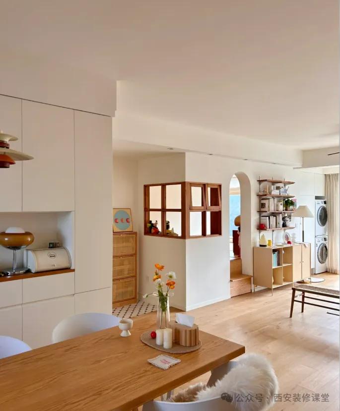 被年轻人的“墙角设计”折服了!打开思路后,高级感直接翻了一倍(图20) 墙面装饰留白_墙面夹角小平台_转角墙体设计