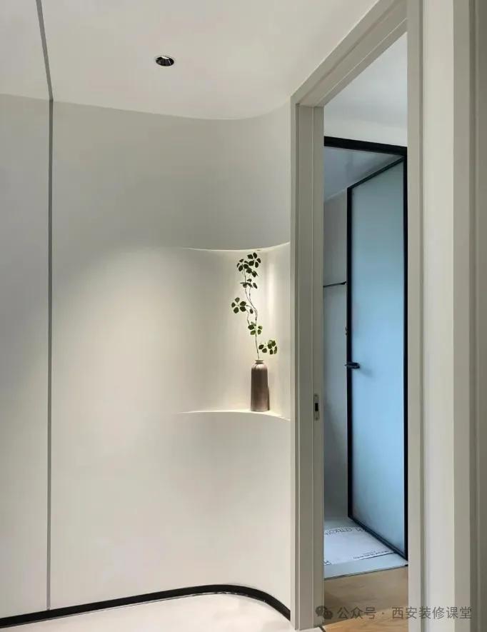 被年轻人的“墙角设计”折服了!打开思路后,高级感直接翻了一倍(图5) 转角墙体设计_墙面夹角小平台_墙面装饰留白