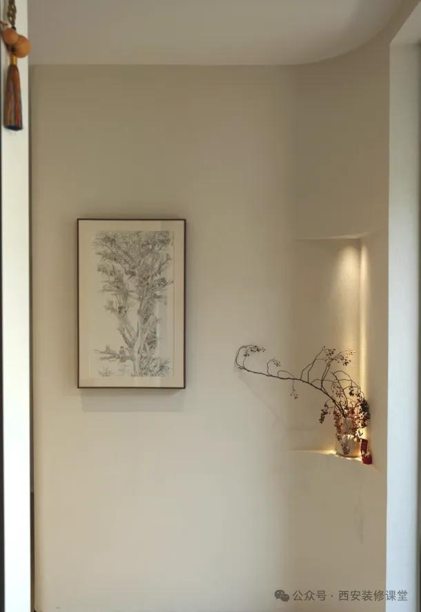 被年轻人的“墙角设计”折服了!打开思路后,高级感直接翻了一倍(图9) 转角墙体设计_墙面装饰留白_墙面夹角小平台