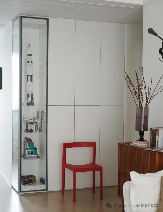 被年轻人的“墙角设计”折服了!打开思路后,高级感直接翻了一倍(图10) 转角墙体设计_墙面夹角小平台_墙面装饰留白