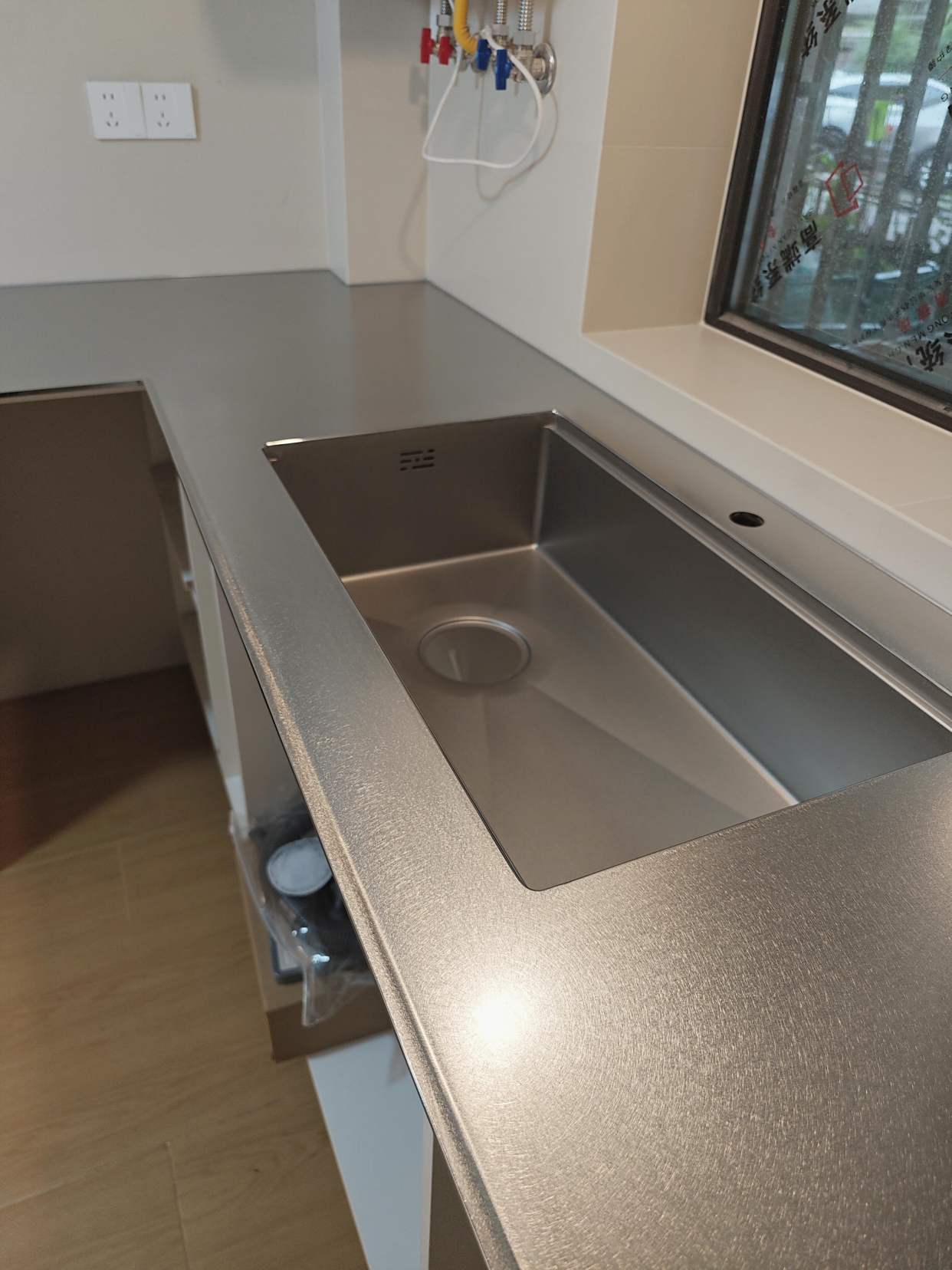 晒晒网友家厨房的“9个实用设计”,真是脑洞大开,效果太绝了!(图2) 304不锈钢台面厨房_厨房设计不合理_烘焙店吧台装饰图片