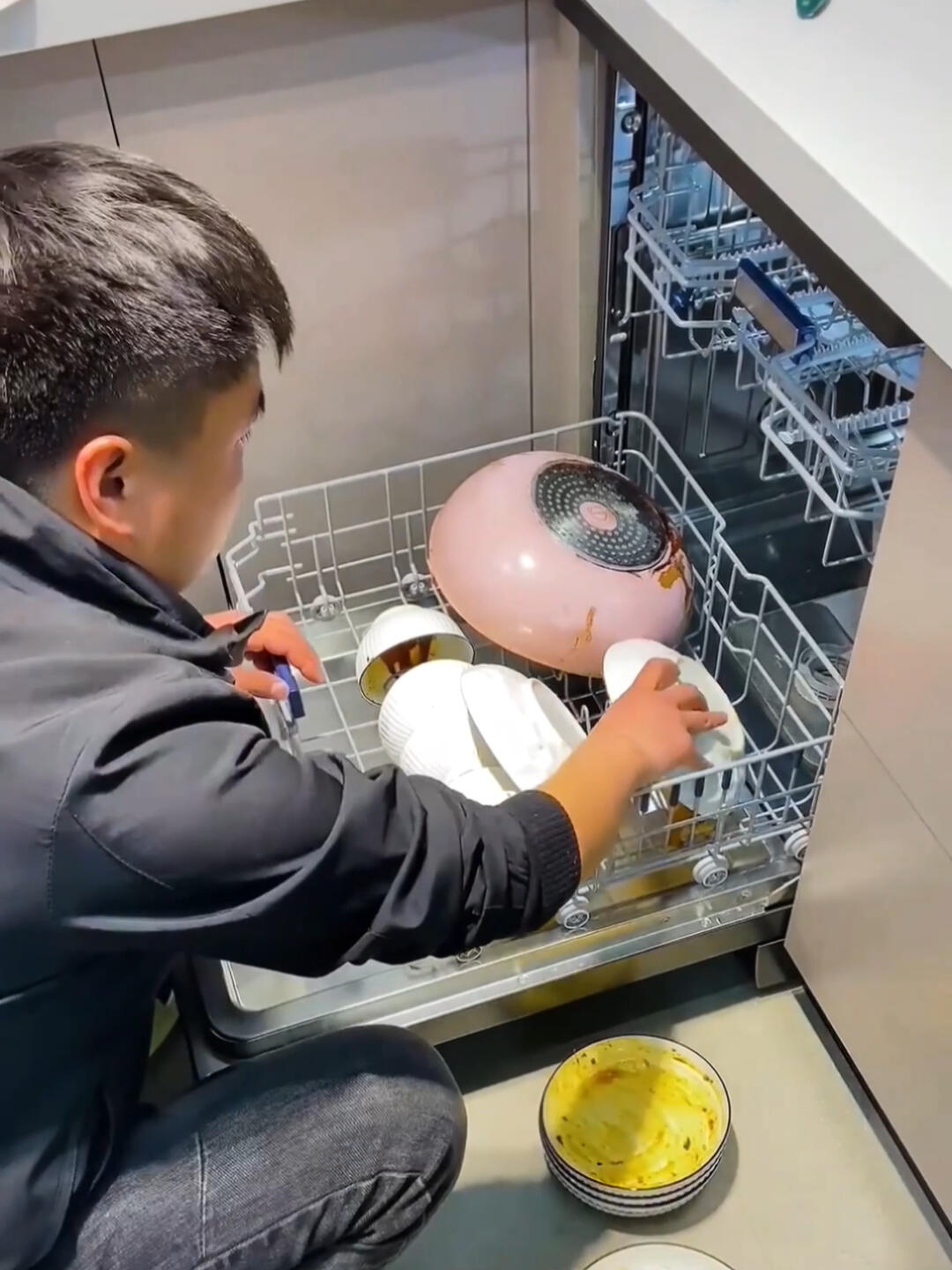 晒晒网友家厨房的“9个实用设计”,真是脑洞大开,效果太绝了!(图12) 烘焙店吧台装饰图片_厨房设计不合理_304不锈钢台面厨房