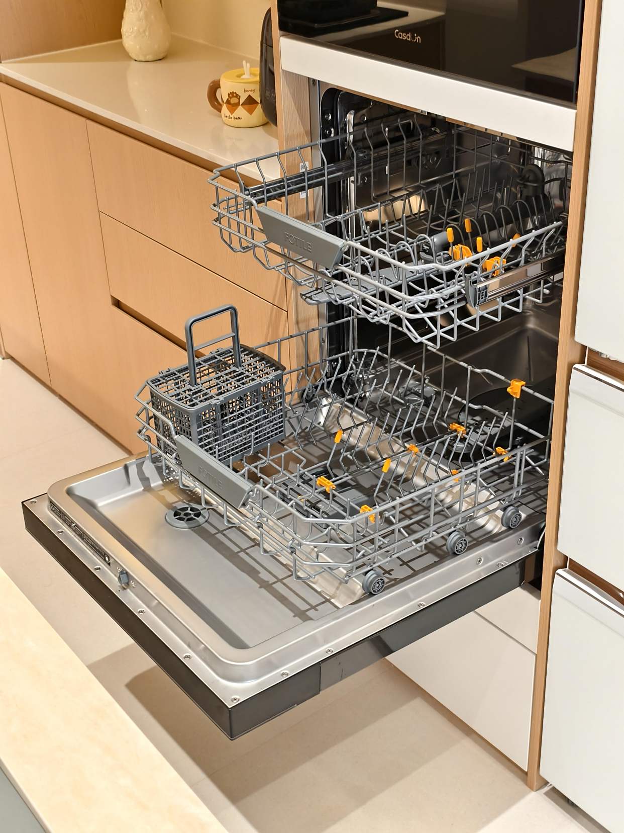 晒晒网友家厨房的“9个实用设计”,真是脑洞大开,效果太绝了!(图14) 304不锈钢台面厨房_厨房设计不合理_烘焙店吧台装饰图片