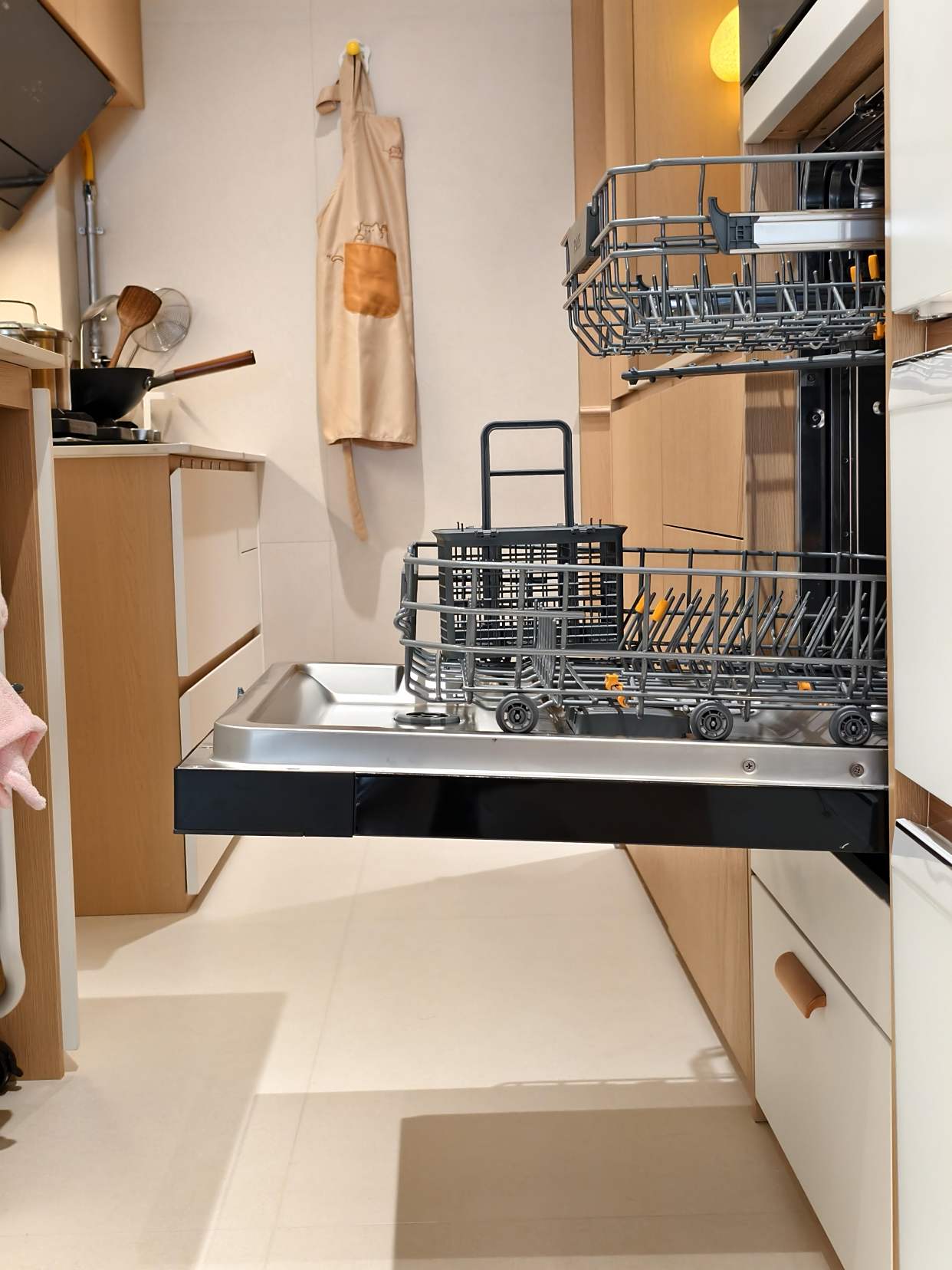 晒晒网友家厨房的“9个实用设计”,真是脑洞大开,效果太绝了!(图15) 304不锈钢台面厨房_烘焙店吧台装饰图片_厨房设计不合理