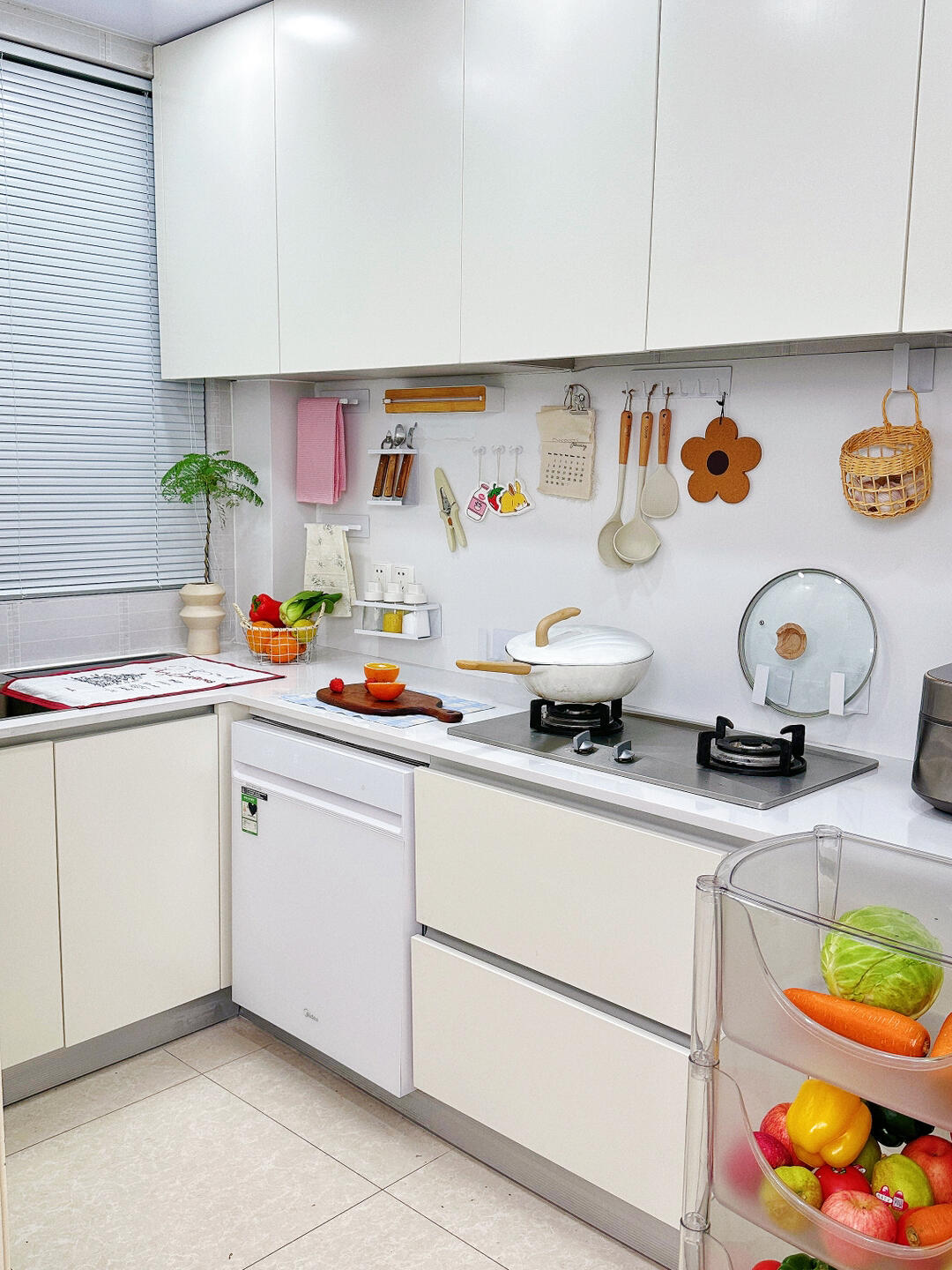 晒晒网友家厨房的“9个实用设计”,真是脑洞大开,效果太绝了!(图17) 厨房设计不合理_304不锈钢台面厨房_烘焙店吧台装饰图片